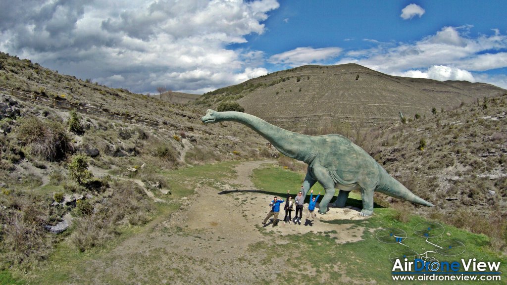 dinosaurios enciso rioja huellas ruta senderismo air drone view www.airdroneview.com ilumina films santander rioja wine ultra trail montaña prehistoria foto aerea dronie jurassic park