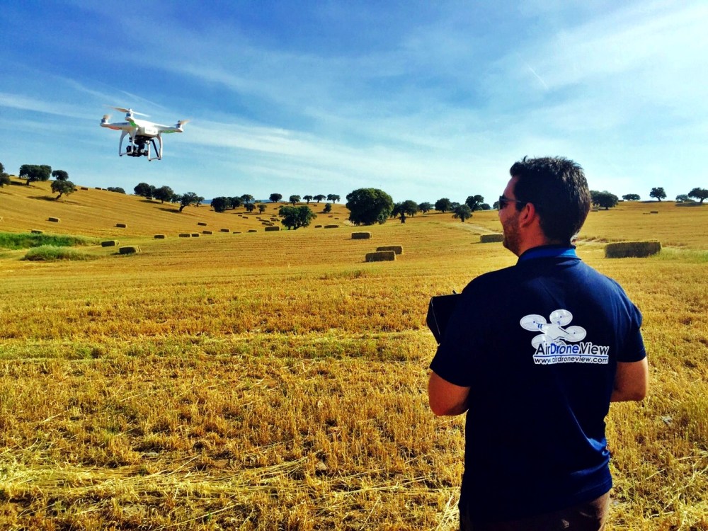 drones rpas uav air drone view www.airdroneview.com castuera la serena reality esquiladores documental grabaciones aereas badajoz extremadura operador