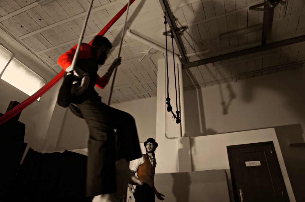 cabaret la rota espacio escenico circo trapecio badajoz foto cursos air drone view www.airdroneview.com espectaculo baile alumnos (21)