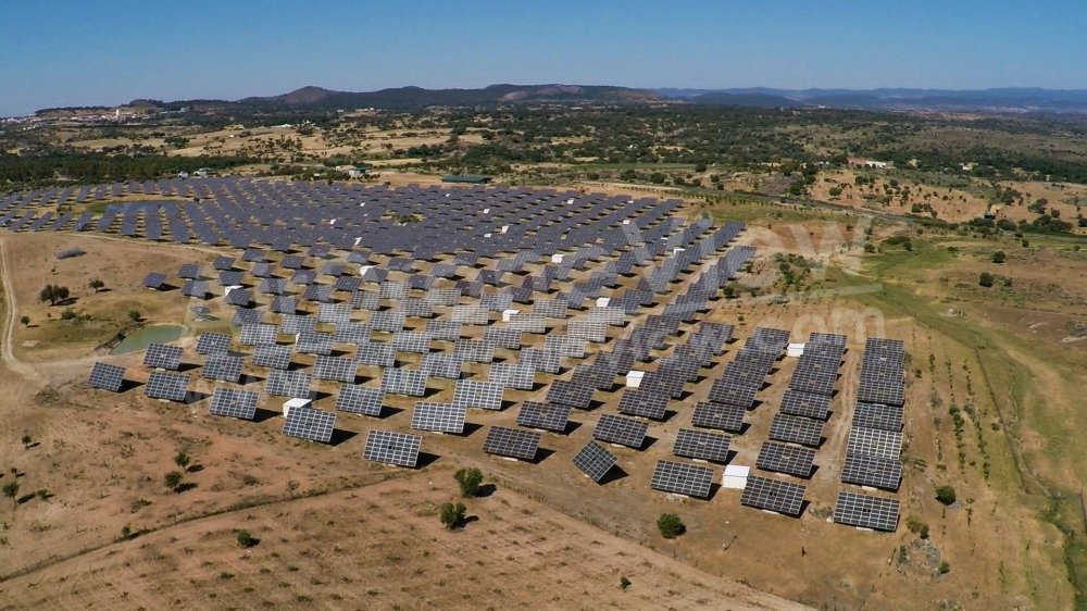 rivero sudon fotovoltaica planta termosolar placas paneles alburquerque extremadura badajoz dron drones air drone view www.airdroneview.com video corporativo1