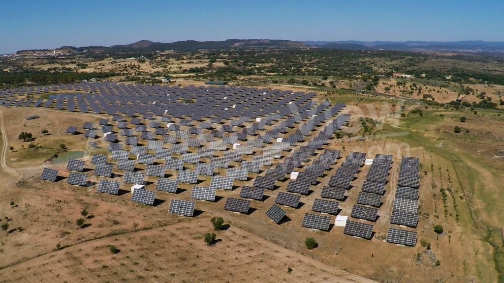 rivero sudon fotovoltaica planta termosolar placas paneles alburquerque extremadura badajoz dron drones air drone view www.airdroneview.com video corporativo1