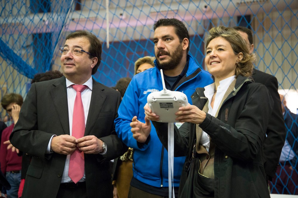 air drone view ministra agricultura isabel garcia tejerina guillermo fernandez vara presidente junta extremadura ministerio dron drones agroexpo exhibicion interior aprendizaje (1)