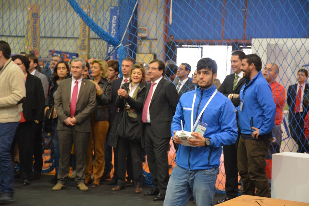 air drone view ministra agricultura isabel garcia tejerina guillermo fernandez vara presidente junta extremadura ministerio dron drones agroexpo exhibicion interior aprendizaje (1