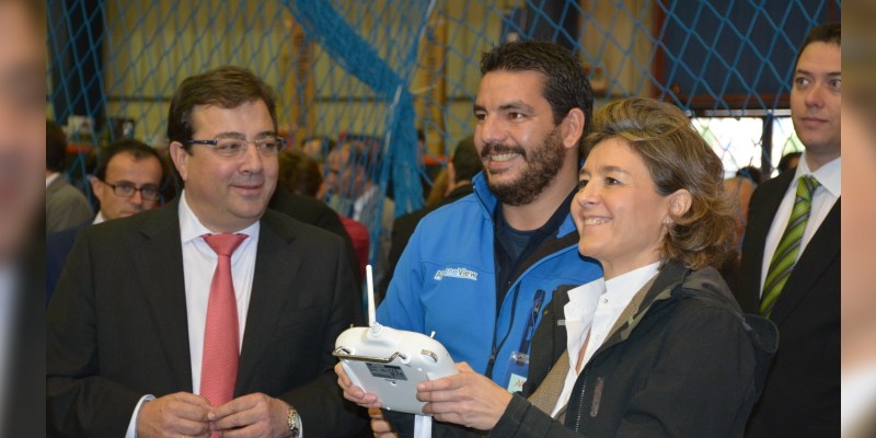 Air Drone View enseña a pilotar un dron a la Ministra de Agricultura en Agroexpo&nbsp;2016