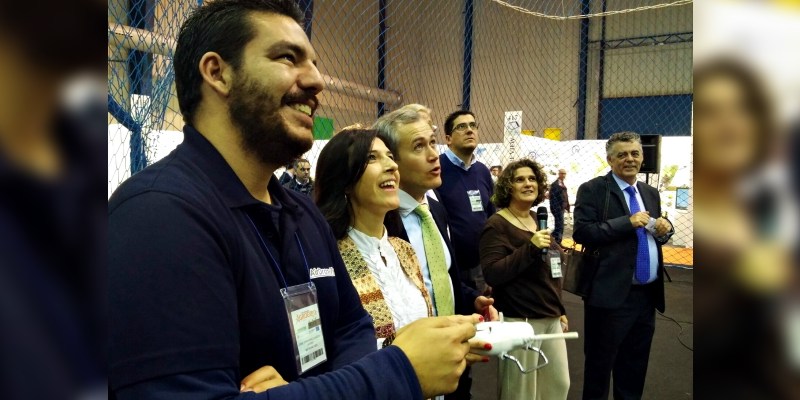 La Consejera de Educación y Empleo también ha pasado a vernos… y a aprender a&nbsp;pilotar