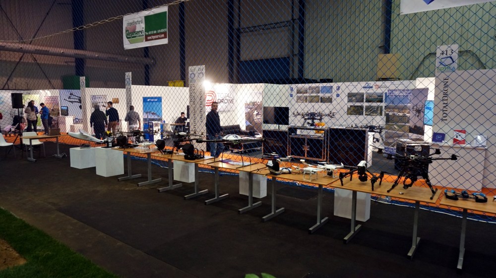 exposicion drones agroexpo 2016 don benito feval feria rpas uav exhibiciones air drone view www.airdroneview.com empresas expositor evento indoor (2)a