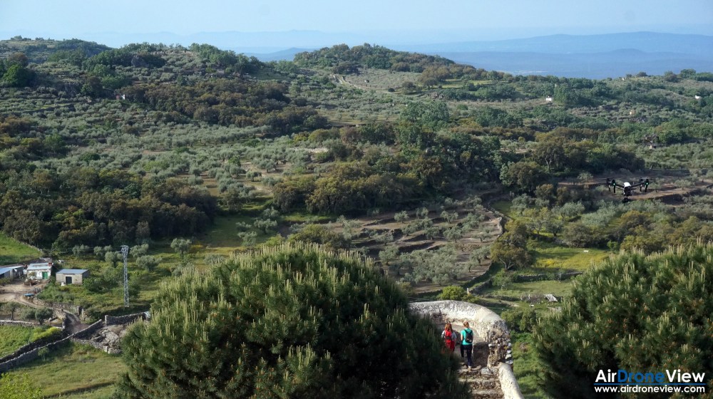 air drone view montanchez video foto aereo turismo promocional sierra castillo ciudad pueblo trabajos aereos extremadura badajoz españa 2