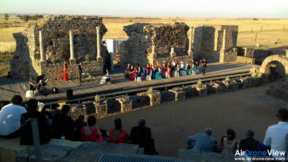 boda civil regina teatro romano reportaje foto video aereo tierra camara bodas air drone view www.airdroneview.com extremadura badajoz caceres recuerdo noticia 3