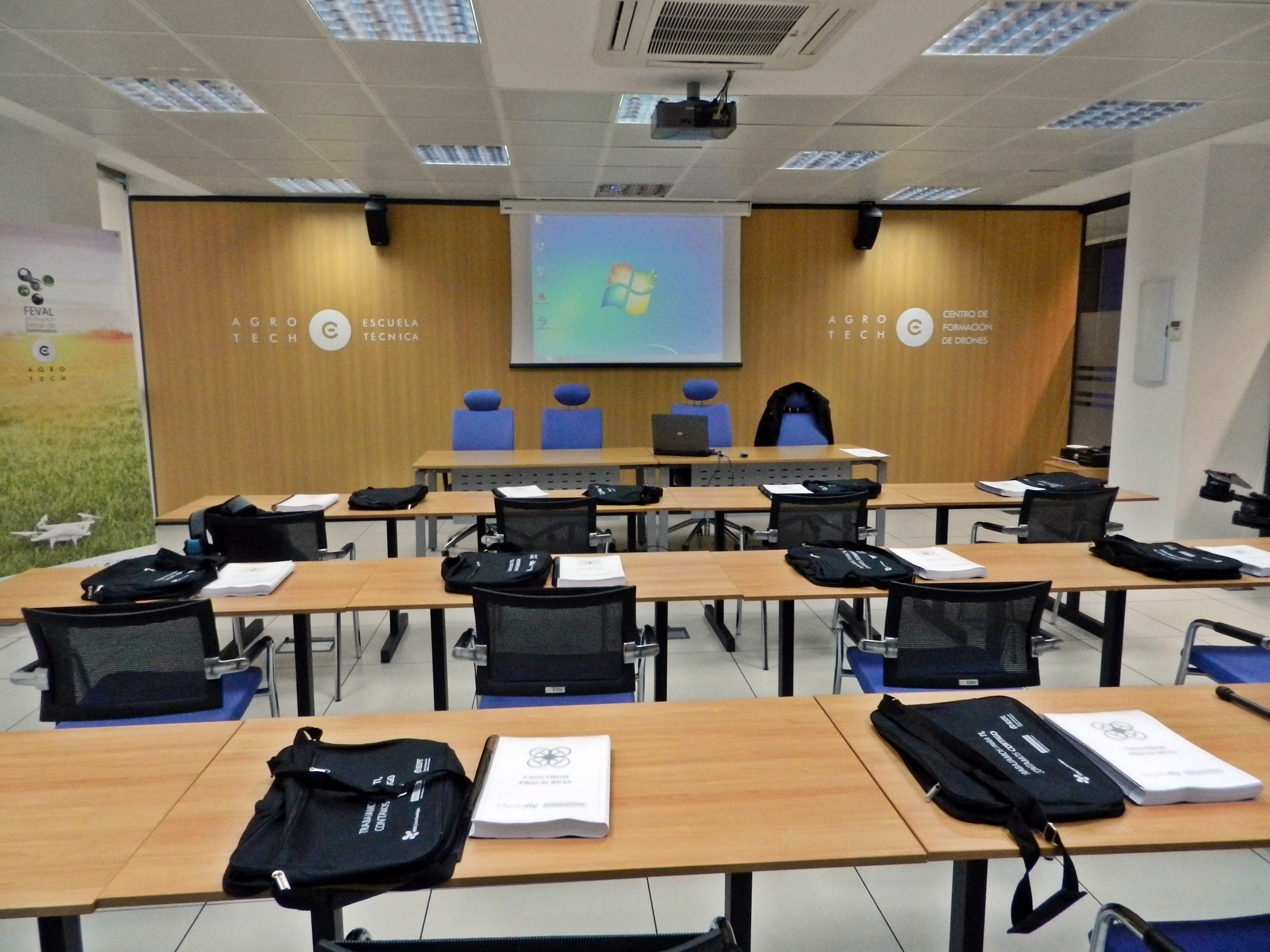 formacion-drones-feval-agrotech-centro-air-drone-view-www-airdroneview-com-mydofly-ato-escuela-piloto-rpas-curso-drones-don-benito-extremadura-cristina-teniente-2