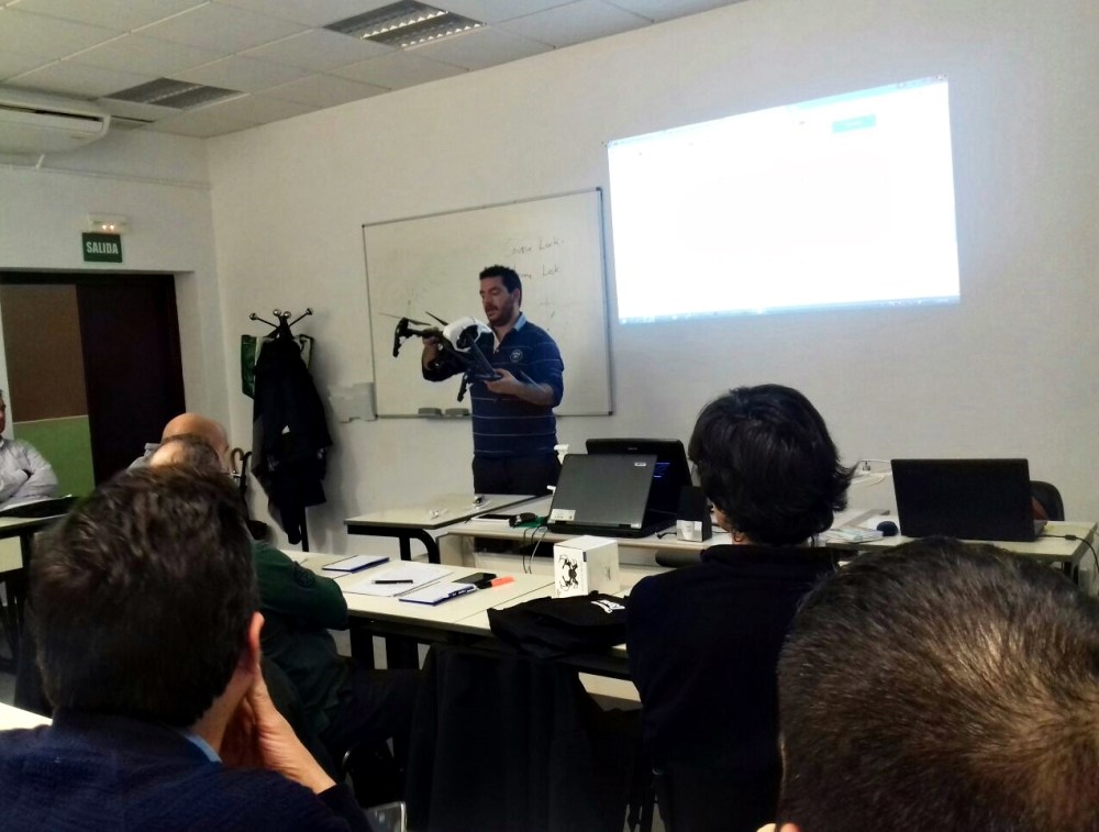 air-drone-view-www-airdroneview-com-ato-mydofly-curso-oficial-piloto-rpas-merida-clase-muestra-exhibicion-alumnos-pilotos-drones-extremadura-gratis